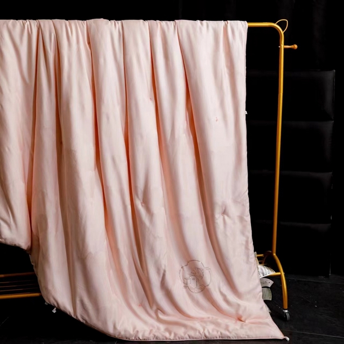 91家纺网 家纺一手货源 找家纺 俏企鹅羽绒精品馆 2025新款60S 大提花蚕丝夏被蚕丝被-锦鲤跃龙门 粉玉