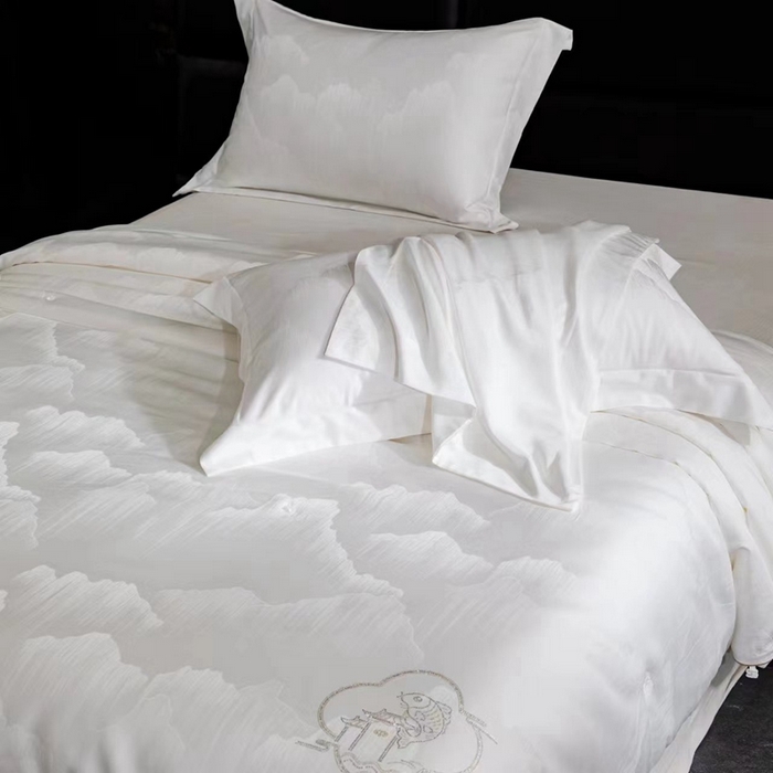 91家纺网 家纺一手货源 找家纺 俏企鹅羽绒精品馆 2025新款60S 大提花蚕丝夏被蚕丝被-锦鲤跃龙门 白