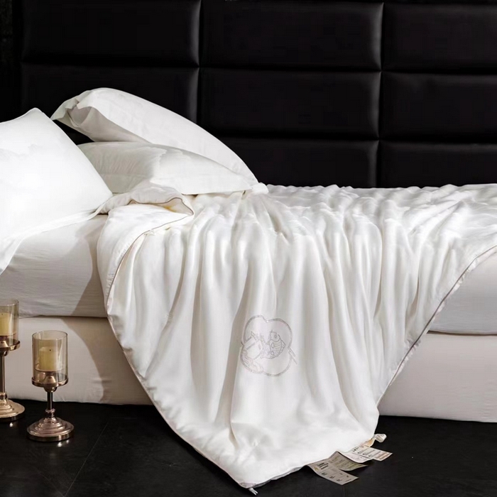 91家纺网 家纺一手货源 找家纺 俏企鹅羽绒精品馆 2025新款60S 大提花蚕丝夏被蚕丝被-锦鲤跃龙门 白