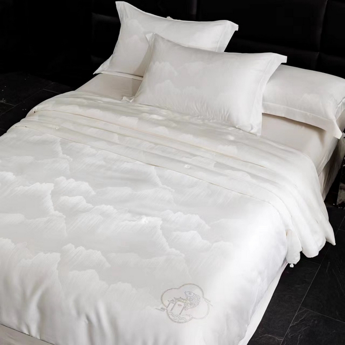 91家纺网 家纺一手货源 找家纺 俏企鹅羽绒精品馆 2025新款60S 大提花蚕丝夏被蚕丝被-锦鲤跃龙门 白