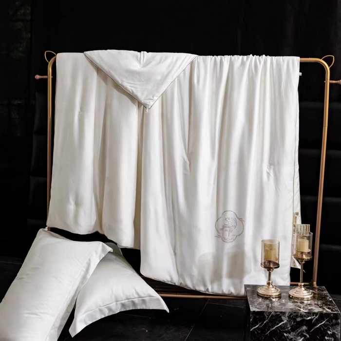 91家纺网 家纺一手货源 找家纺 俏企鹅羽绒精品馆 2025新款60S 大提花蚕丝夏被蚕丝被-锦鲤跃龙门 白