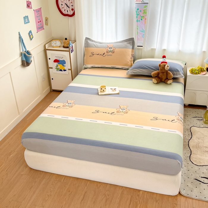 91家纺网 家纺一手货源 找家纺 2025新款全棉印花小清新单品系列-单床笠摩登熊宝