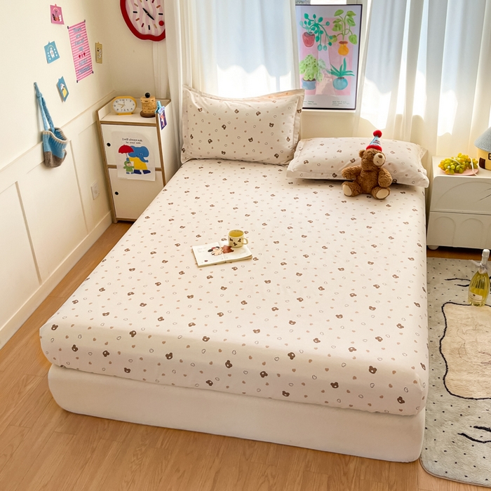 91家纺网 家纺一手货源 找家纺 2025新款全棉印花小清新单品系列-单床笠小熊联谊