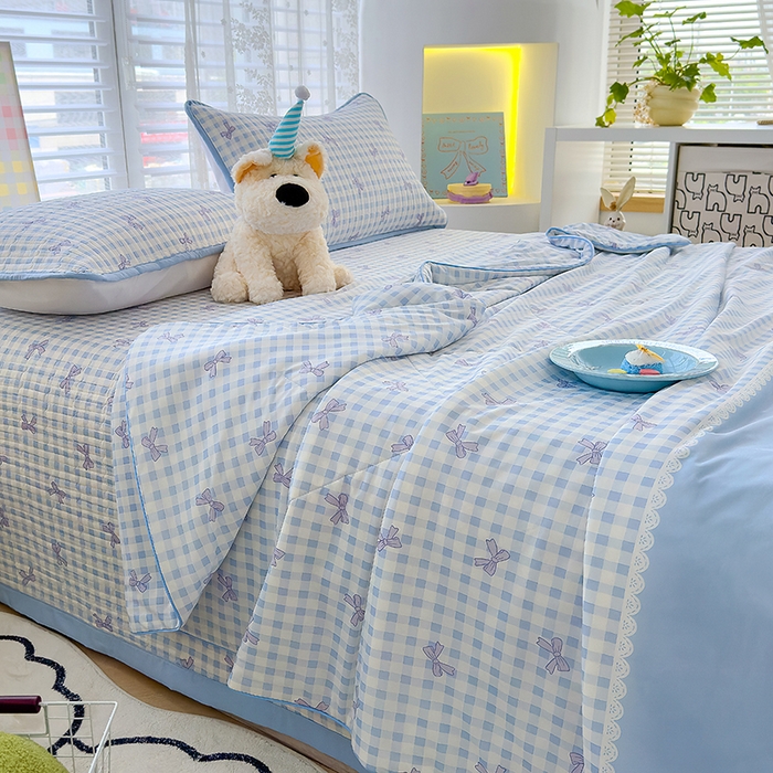 91家纺网 家纺一手货源 找家纺 赫梵茜 2025春夏新款锦氨凉感丝冰皮软席床盖夏被夏凉被空调被四件套蝴蝶结蓝