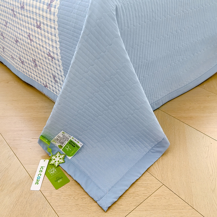 91家纺网 家纺一手货源 找家纺 赫梵茜 2025春夏新款锦氨凉感丝冰皮软席床盖夏被夏凉被空调被四件套蝴蝶结蓝