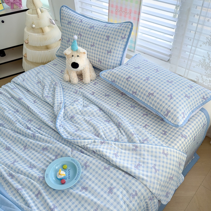 91家纺网 家纺一手货源 找家纺 赫梵茜 2025春夏新款锦氨凉感丝冰皮软席床盖夏被夏凉被空调被四件套蝴蝶结蓝