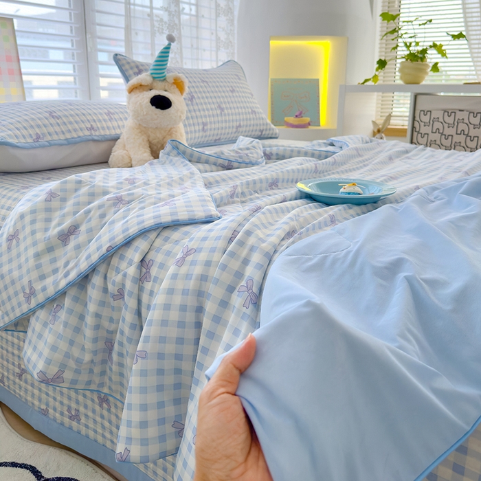 91家纺网 家纺一手货源 找家纺 赫梵茜 2025春夏新款锦氨凉感丝冰皮软席床盖夏被夏凉被空调被四件套蝴蝶结蓝