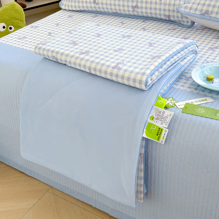 91家纺网 家纺一手货源 找家纺 赫梵茜 2025春夏新款锦氨凉感丝冰皮软席床盖夏被夏凉被空调被四件套蝴蝶结蓝