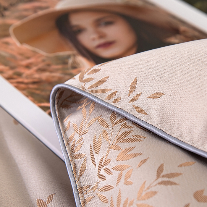 91家纺网 家纺一手货源 找家纺 尚品家纺 2025新款贡缎提花蚕丝被 奶棕咖