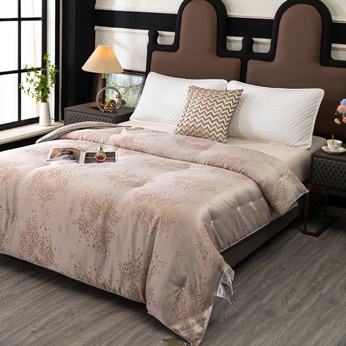 91家纺网 家纺一手货源 找家纺 尚品家纺 2025新款贡缎提花蚕丝被 奶棕咖