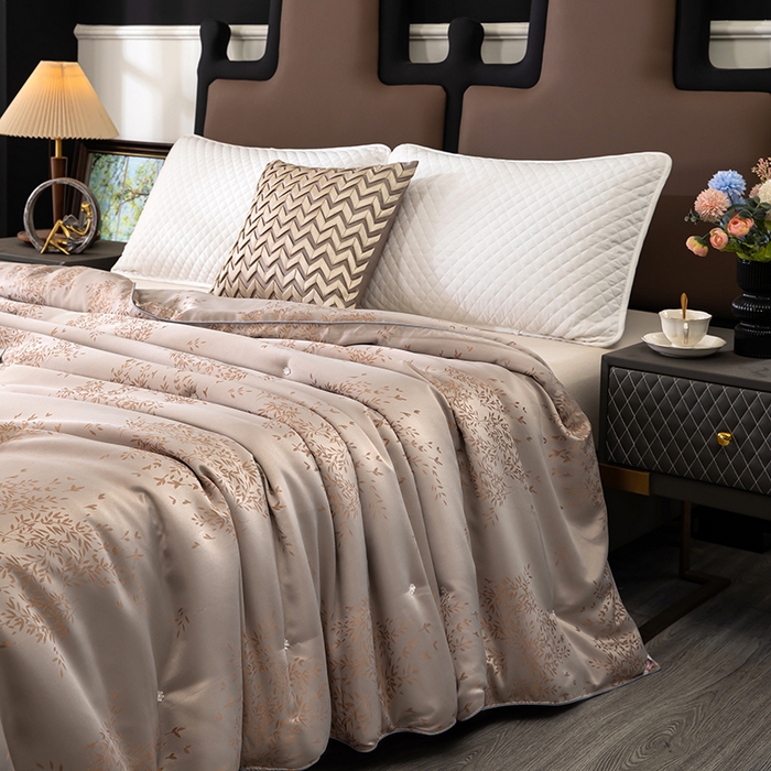 91家纺网 家纺一手货源 找家纺 尚品家纺 2025新款贡缎提花蚕丝被 奶棕咖