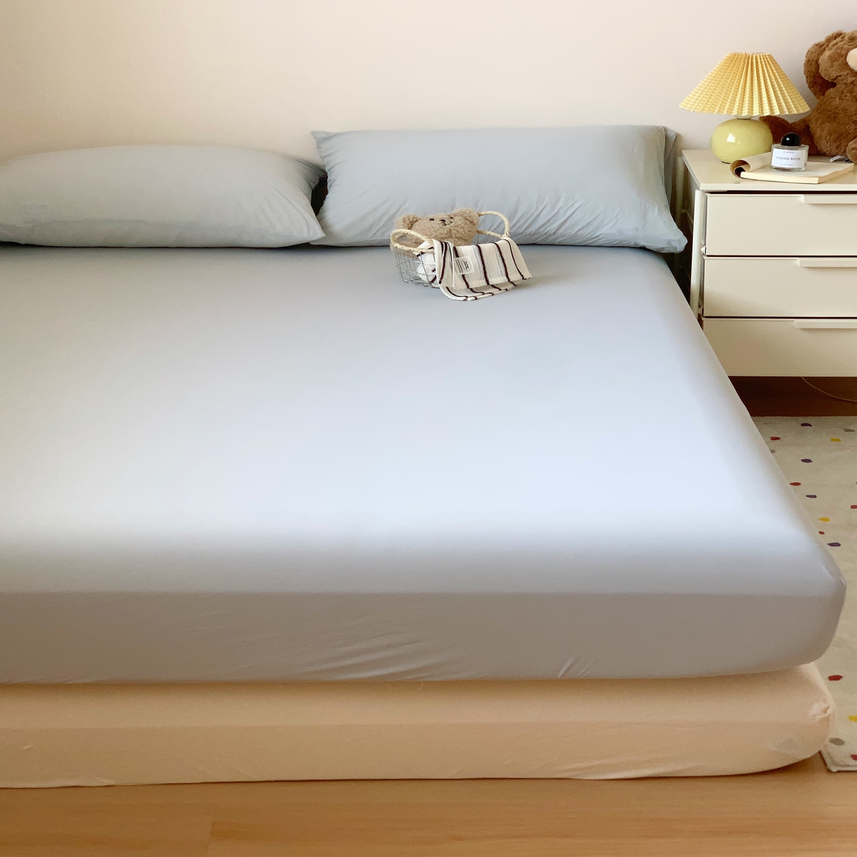 91家纺网 家纺一手货源 找家纺 桃喜 2025新A类 “冰纱”双拼凉感双层纱锦氨夏被夏凉被空调被 床笠三件套-灰色