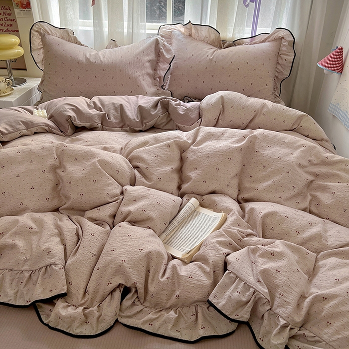 91家纺网 家纺一手货源 找家纺 春光里 2025新款亲肤舒适木棉皱皱纱花边四件套 摩卡樱桃