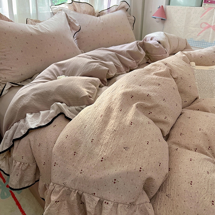 91家纺网 家纺一手货源 找家纺 春光里 2025新款亲肤舒适木棉皱皱纱花边四件套 摩卡樱桃