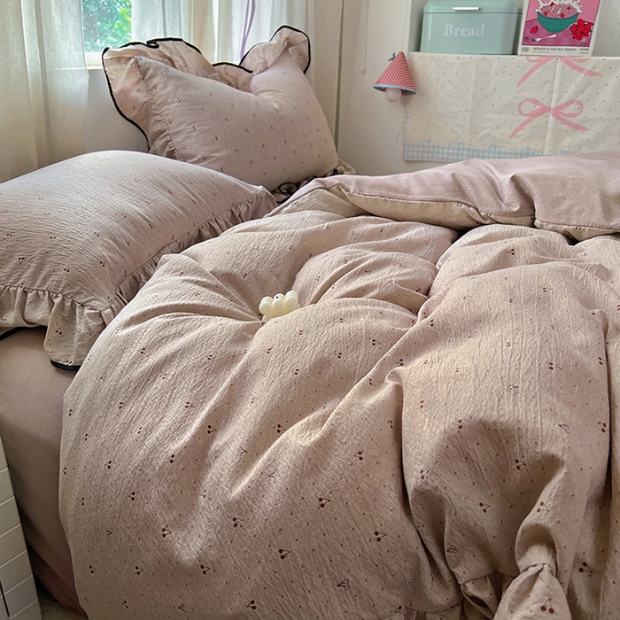 91家纺网 家纺一手货源 找家纺 春光里 2025新款亲肤舒适木棉皱皱纱花边四件套 摩卡樱桃