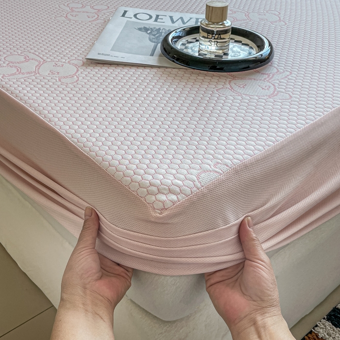 91家纺网 家纺一手货源 找家纺 花满路 2025新款提花凉豆豆床笠款床席三件套 暴力熊粉