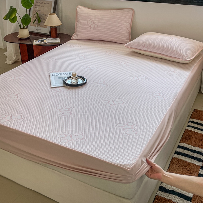 91家纺网 家纺一手货源 找家纺 花满路 2025新款提花凉豆豆床笠款床席三件套 暴力熊粉