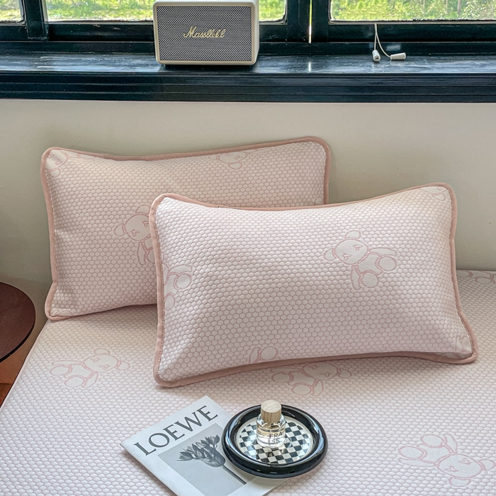 91家纺网 家纺一手货源 找家纺 花满路 2025新款提花凉豆豆床笠款床席三件套 暴力熊粉