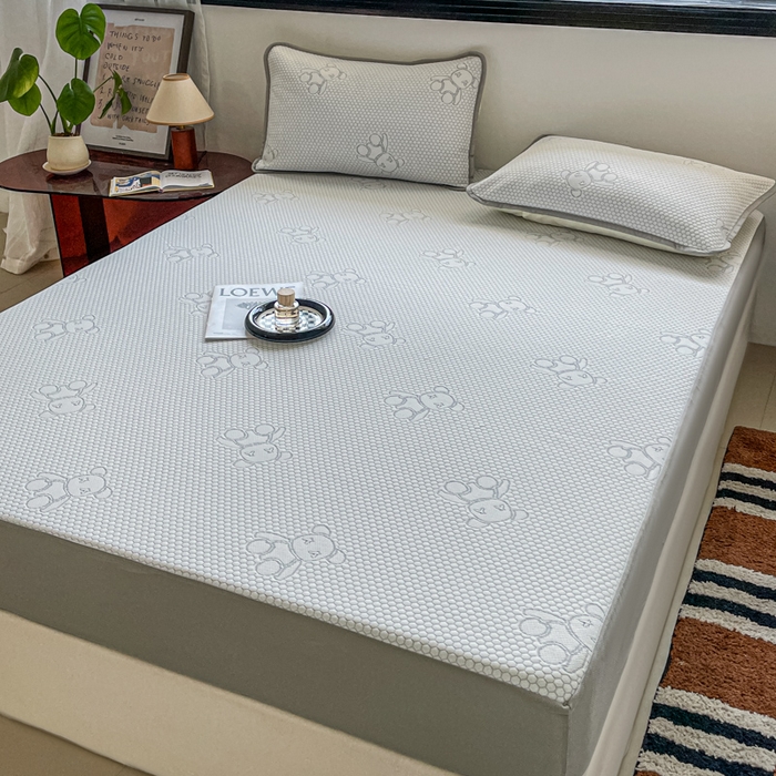 91家纺网 家纺一手货源 找家纺 花满路 2025新款提花凉豆豆床笠款床席三件套 暴力熊灰