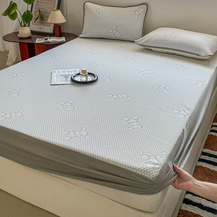 91家纺网 家纺一手货源 找家纺 花满路 2025新款提花凉豆豆床笠款床席三件套 暴力熊灰