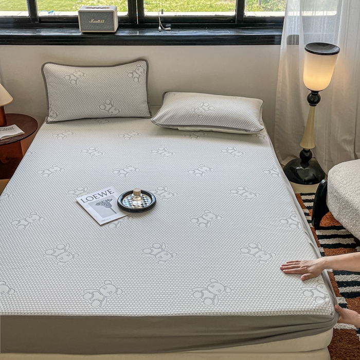 91家纺网 家纺一手货源 找家纺 花满路 2025新款提花凉豆豆床笠款床席三件套 暴力熊灰