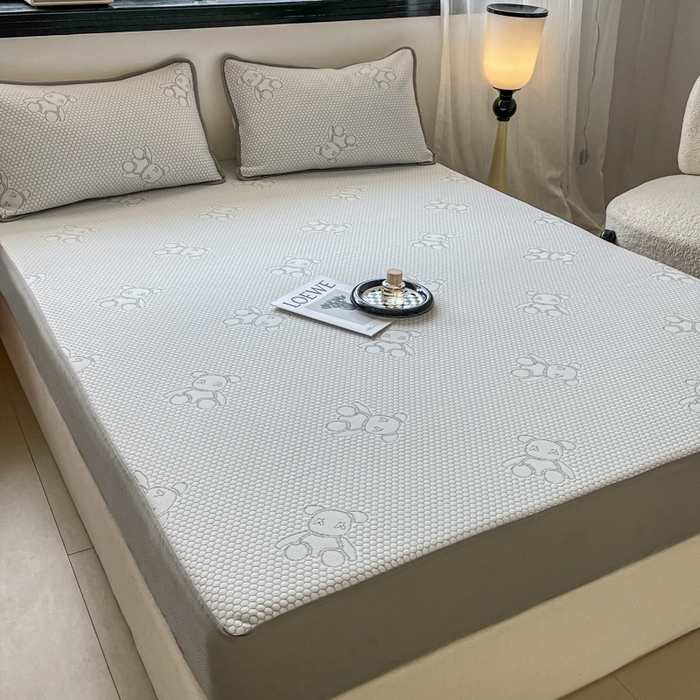 91家纺网 家纺一手货源 找家纺 花满路 2025新款提花凉豆豆床笠款床席三件套 暴力熊灰