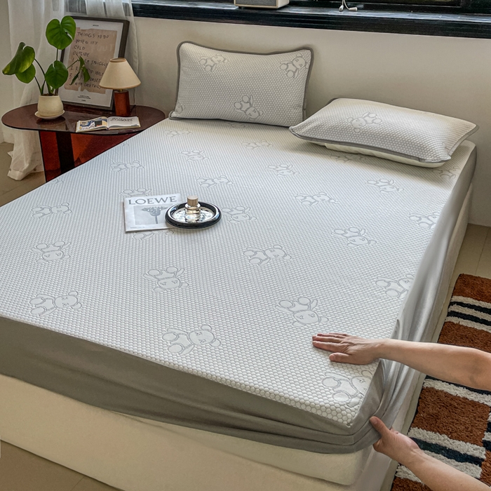 91家纺网 家纺一手货源 找家纺 花满路 2025新款提花凉豆豆床笠款床席三件套 暴力熊灰