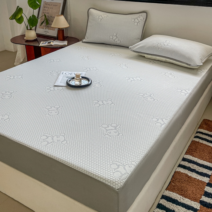 91家纺网 家纺一手货源 找家纺 花满路 2025新款提花凉豆豆床笠款床席三件套 暴力熊灰