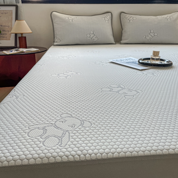 91家纺网 家纺一手货源 找家纺 花满路 2025新款提花凉豆豆床笠款床席三件套 暴力熊灰