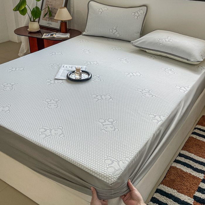 91家纺网 家纺一手货源 找家纺 花满路 2025新款提花凉豆豆床笠款床席三件套 暴力熊灰