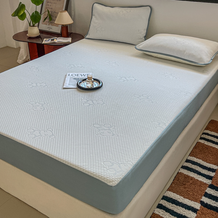 91家纺网 家纺一手货源 找家纺 花满路 2025新款提花凉豆豆床笠款床席三件套 暴力熊蓝