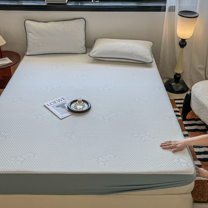 91家纺网 家纺一手货源 找家纺 花满路 2025新款提花凉豆豆床笠款床席三件套 暴力熊蓝