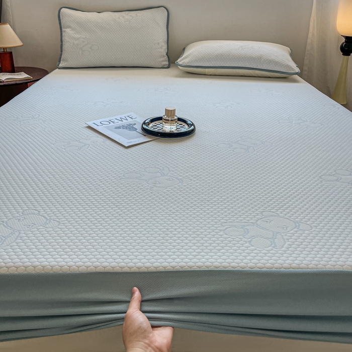 91家纺网 家纺一手货源 找家纺 花满路 2025新款提花凉豆豆床笠款床席三件套 暴力熊蓝