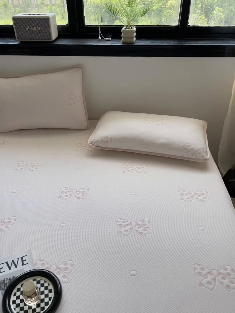 91家纺网 家纺一手货源 找家纺 花满路 2025新款提花凉豆豆床笠款床席三件套 蝴蝶结粉