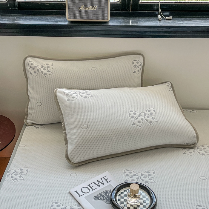 91家纺网 家纺一手货源 找家纺 花满路 2025新款提花凉豆豆床笠款床席三件套 蝴蝶结灰