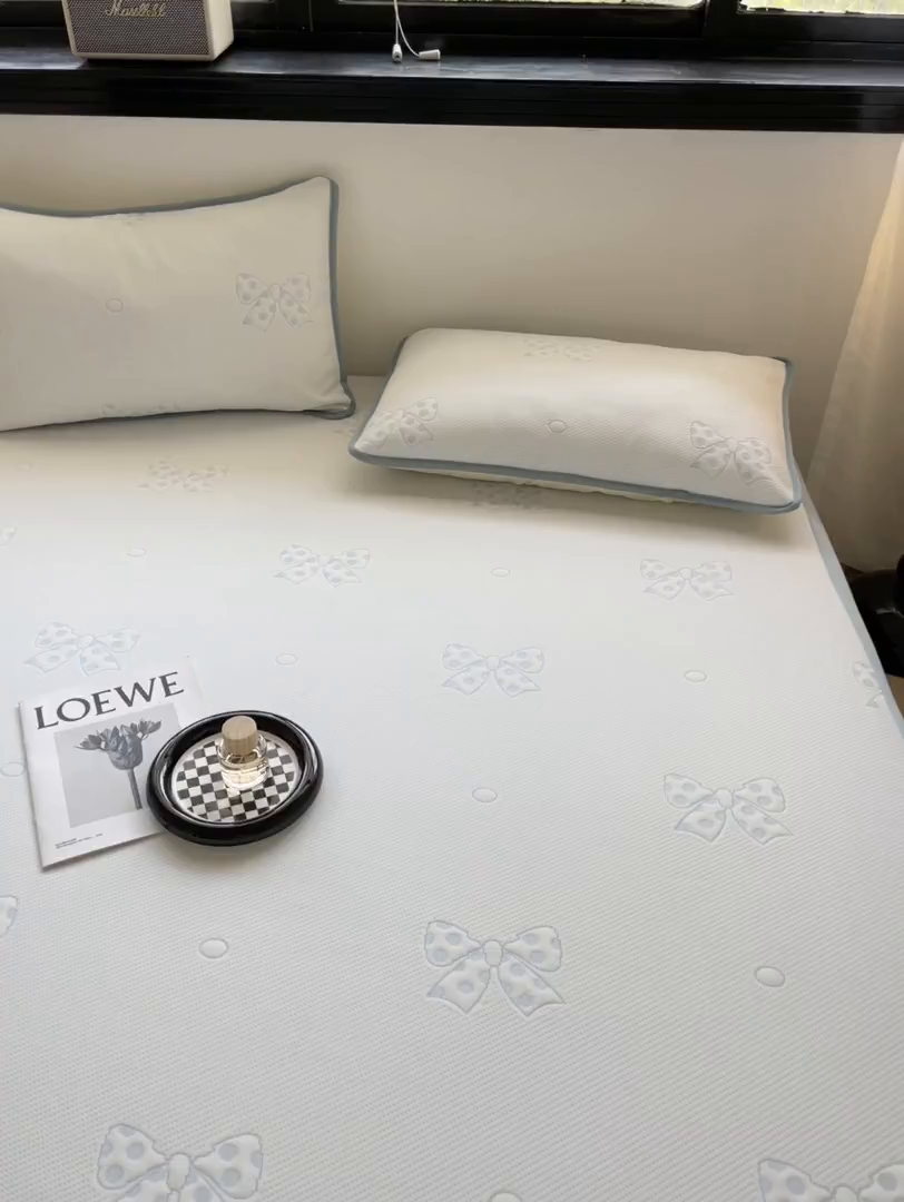 91家纺网 家纺一手货源 找家纺 花满路 2025新款提花凉豆豆床笠款床席三件套 蝴蝶结灰