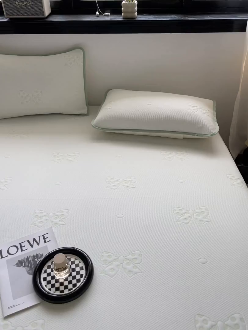 91家纺网 家纺一手货源 找家纺 花满路 2025新款提花凉豆豆床笠款床席三件套 蝴蝶结绿