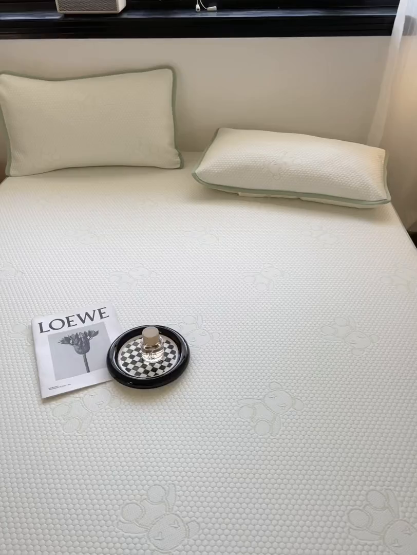 91家纺网 家纺一手货源 找家纺 花满路 2025新款提花凉豆豆床笠款床席三件套 暴力熊灰