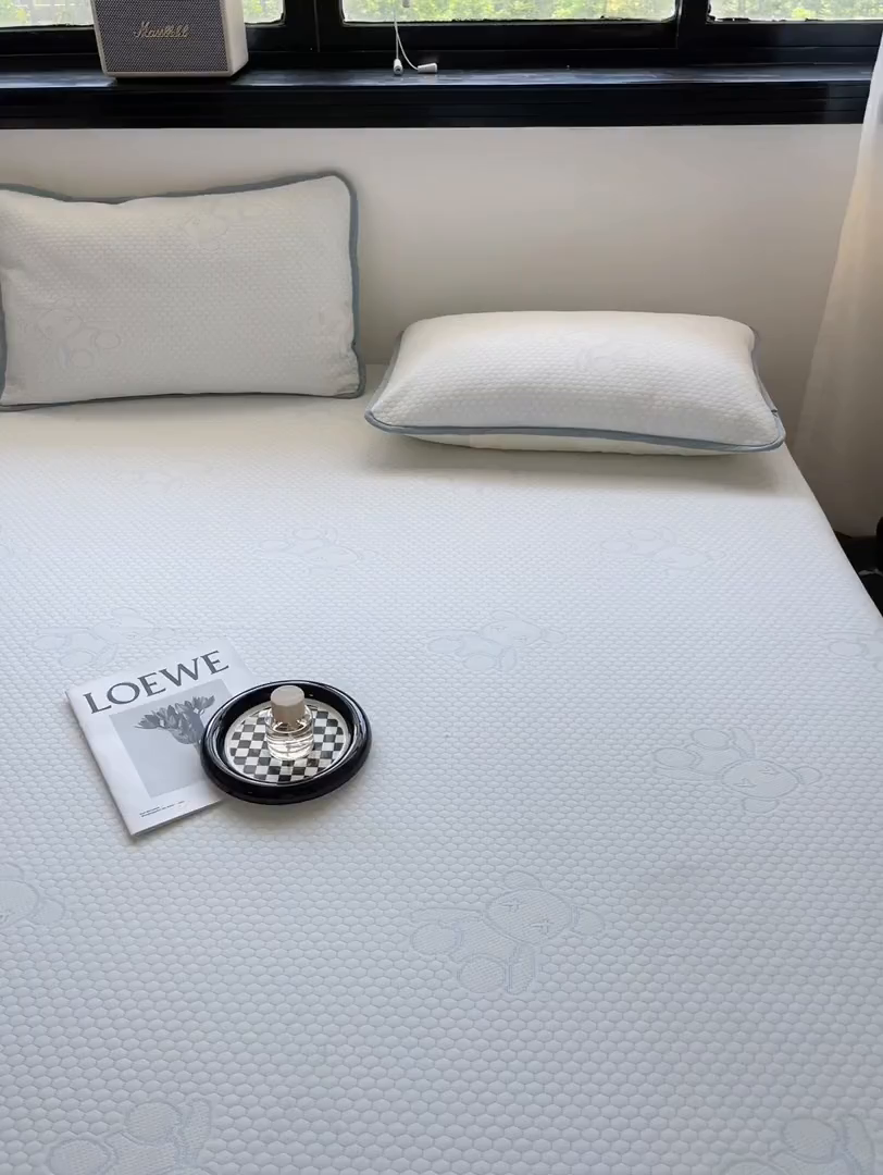 91家纺网 家纺一手货源 找家纺 花满路 2025新款提花凉豆豆床笠款床席三件套 暴力熊蓝