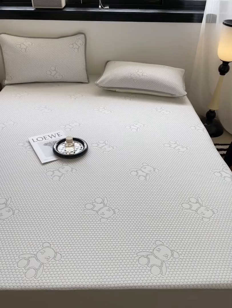 91家纺网 家纺一手货源 找家纺 花满路 2025新款提花凉豆豆床笠款床席三件套 暴力熊绿