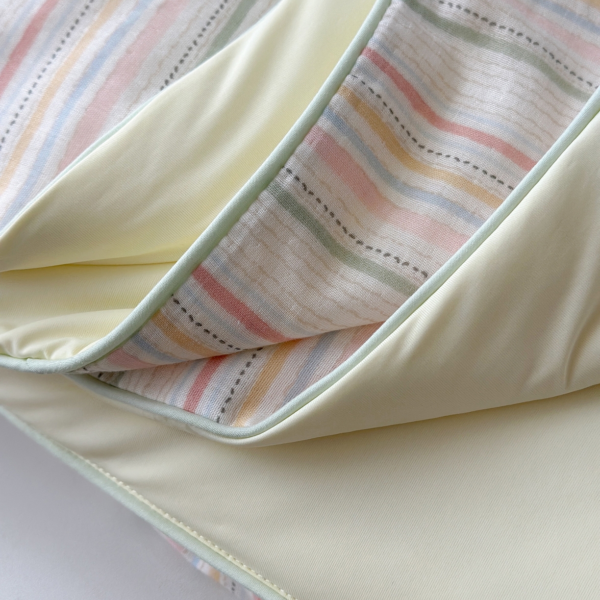 91家纺网 家纺一手货源 找家纺 麦伦家居 2025新品双层纱锦纶双面冰纱夏被系列 彩虹条