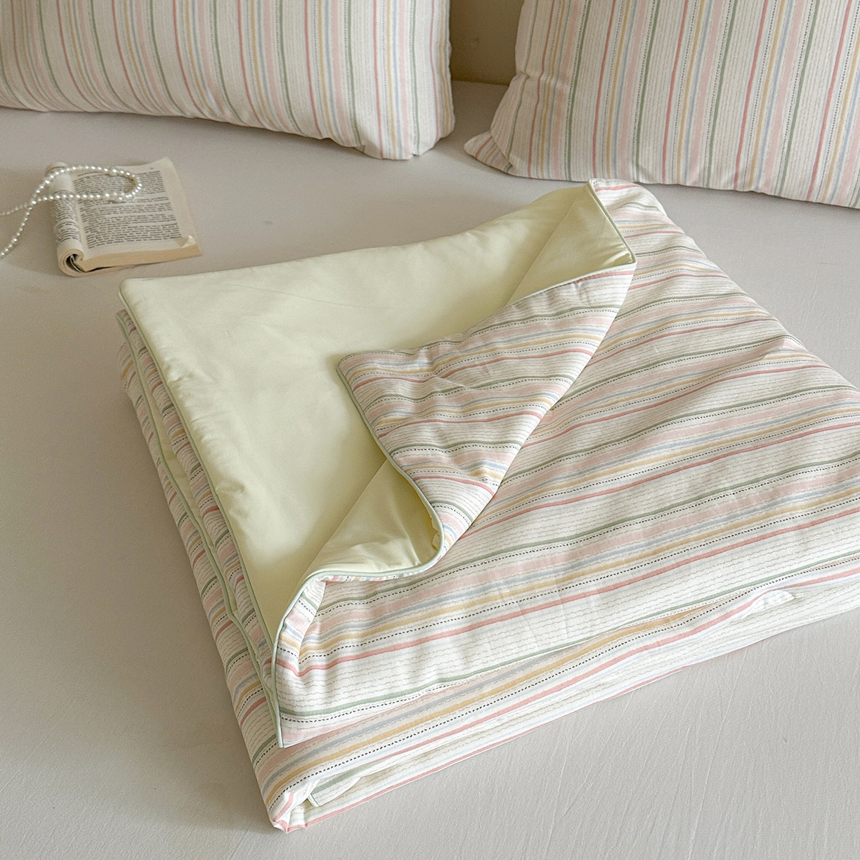 91家纺网 家纺一手货源 找家纺 麦伦家居 2025新品双层纱锦纶双面冰纱夏被系列 彩虹条