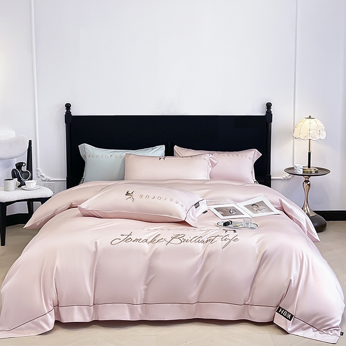 91家纺网 家纺一手货源 找家纺  2025新款夏季爆款A类兰精天丝四件套真丝重工刺绣丝滑裸睡床单床笠轻奢风纯色简约床上用品 妮鹿-樱花粉