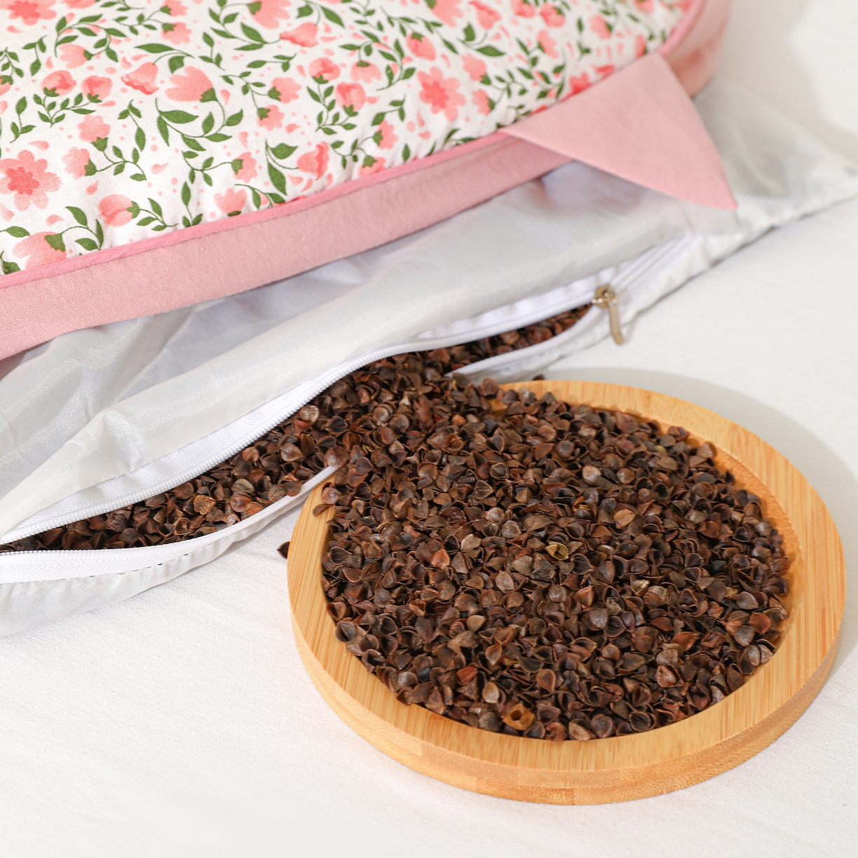 91家纺网 家纺一手货源 找家纺 亦帆枕芯 2025新款韩式全棉猫耳全荞麦壳可拆洗枕头枕芯 全棉猫耳枕-粉耳粉底 55x30cm枕套加苦荞壳内芯/只