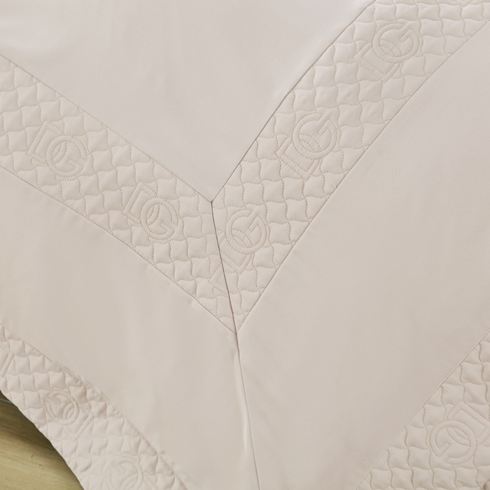 91家纺网 家纺一手货源 找家纺 OL家纺2025新款轻奢风氧乐棉床盖夹棉防滑四件套 华尔兹-卡其