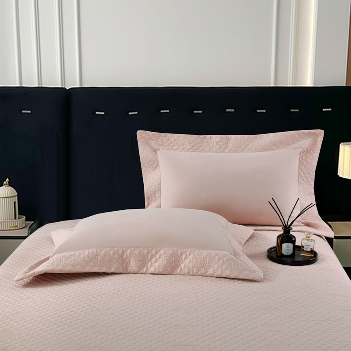 91家纺网 家纺一手货源 找家纺 OL家纺2025新款轻奢风氧乐棉床盖夹棉防滑四件套 华尔兹-裸粉