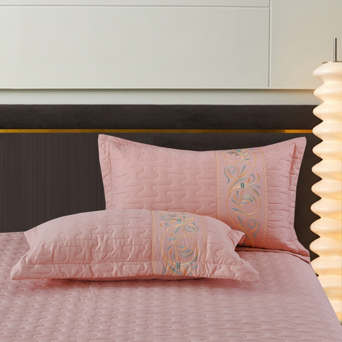 91家纺网 家纺一手货源 找家纺 OL家纺 2025春夏新款轻奢风针织云棉床盖夹绵防滑床盖款四件套 粉色