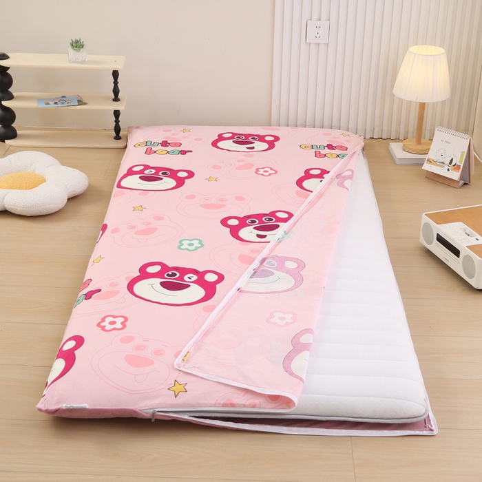 91家纺网 家纺一手货源 找家纺 凯森家纺 2025新款133x72全棉三件套床套款学生被套宿舍寝室垫套款六件套 草莓熊-粉