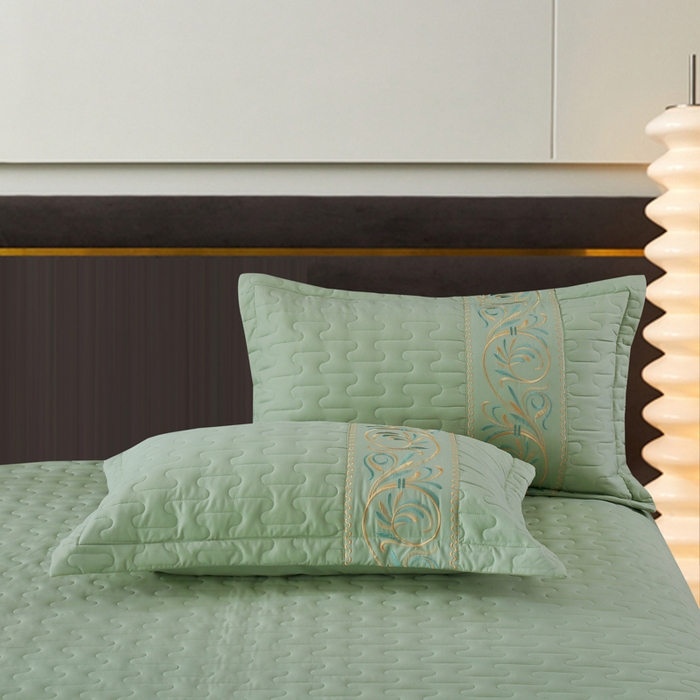 91家纺网 家纺一手货源 找家纺 OL家纺 2025春夏新款轻奢风针织云棉床盖夹绵防滑床盖款四件套 果绿