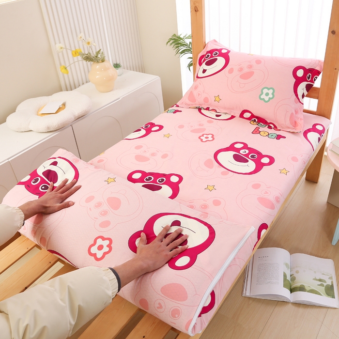 91家纺网 家纺一手货源 找家纺 凯森家纺 2025新款13372全棉床垫套学生床笠套单品褥子套懒人垫子套90x190学生上下铺宿舍寝室 草莓熊-粉